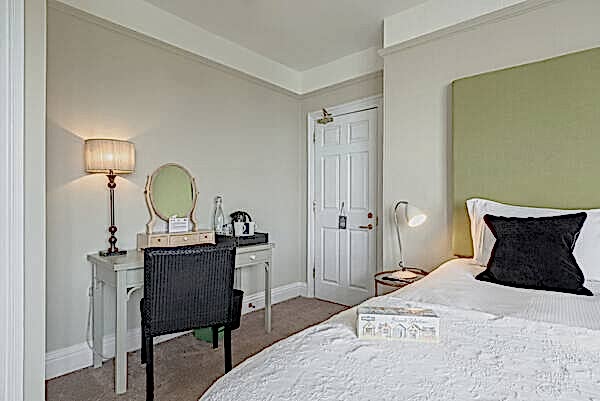 HINTON Alexandra Hotel - Room 23 19_03_25-8.jpg