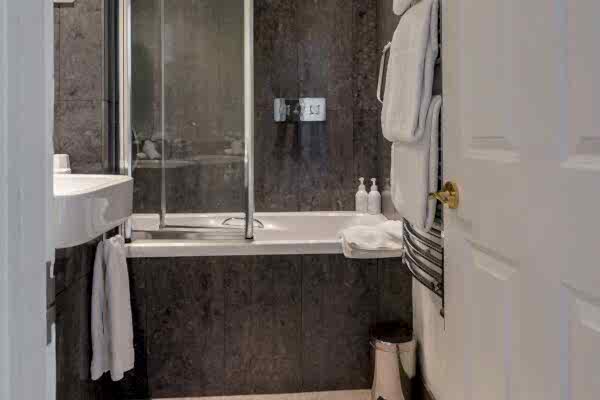 BATHROOM Alexandra Hotel - 18_03_25-3.jpg