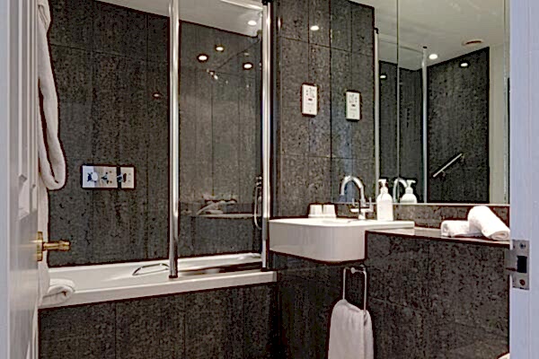 WALLACE Alexandra Hotel - Room 20 19_03_25-6.jpg