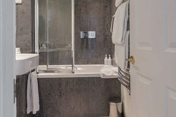 BATHROOM Alexandra Hotel - 18_03_25-3.jpg