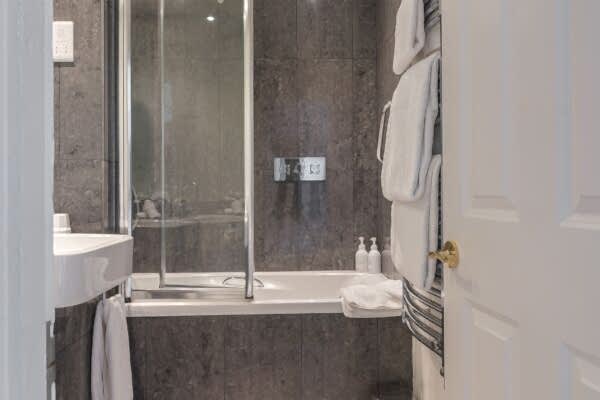 BATHROOM Alexandra Hotel - 18_03_25-3.jpg